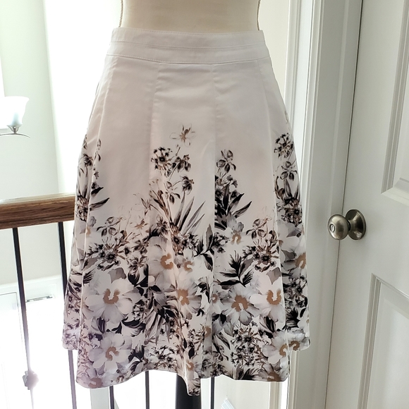 White House Black Market Skirt - Picture 2 of 4